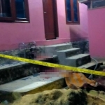 Lokasi atau TKP terjadinya dugaan pembunuhan depan rumah korban di Desa Bangkes, Kecamatan Kadur, Pamekasan. Tampak darah korban berceceran di lantai teras rumahnya.