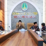 Wali Kota Pasuruan saat mengikuti zoom meeting bersama Sekretariat Negara terkait penyerahan bantuan berupa sapi untuk korban dari Presiden Prabowo menjelang Idul Adha 1446 H. 