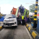 Kondisi truk yang menimpa kendaraan lain di gerbang pintu tol Waru Sidoarjo. 