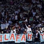 Sejumlah massa Hizbut Tahrir Indonesia (HTI) membawa banner saat mengikuti puncak acara Muktamar Khilafah 2013 di Stadion Gelora Bung Karno, Jakarta, Minggu (2/6). TEMPO/Dian Triyuli Handoko