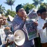 Tabloid Al-Mihrab yang dipegang oleh tim kampanye Jokowi-JK. Foto:rizal/BANGSAONLINE