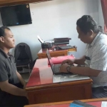 Terlapor Purwanto (kiri) saat diperiksa di Mapolres Pasuruan.