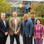 President Director and CEO Indosat Ooredoo, Ahmad Al-Neama bersama perwakilan Google Cloud usah melakukan perjanjian kerja sama.