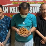 Tiga warga binaan Rutan Medaeng dan pil koplo yang diracik dengan bumbu pecel setelah diamankan petugas Rutan Medaeng. foto: ist