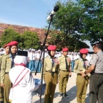 Kapolsek Singgahan, AKP Totok Wijanarko menyalami para pelajar yang tergabung dalam Satgas Anti Narkoba.