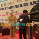 Wali kota Madiun, Maidi memukul gong tanda dimulainya pencanangan Gerakan Nasional Sadar Tertib Arsip (GNSTA) di kota Madiun. Foto : Hendro Suhartono/BANGSAONLINE.com