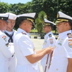 Dansatran) Koarmada II Kolonel Laut (P) Bambang Kuncoro, S.T., M. SI saat melakukan penyematan.