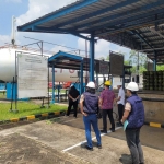 Personel dari Satuan Reserse Kriminal (Satreskrim) Polres Kediri saat mendatangi salah satu SPBE. (Ist). 
