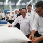 Menteri Pertanian Andi Amran Sulaiman saat mengunjungi pabrik gula Rejoso Manis Indo (RMI) di Desa Rejoso, Kecamatan Binangun, Kabupaten Blitar, Rabu (9/10/2019).