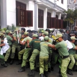 Simulasi kerusuhan yang ditangani pasukan Huru Hara Satpol PP Kota Malang, Kamis (26/04). foto: IWAN IRAWAN/ BANGSAONLINE