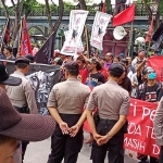 Genpatra dan Kompak Gresik saat menggelar demo di DPRD Gresik menuntut penuntasan kasus korupsi di BPPKAD, beberapa waktu lalu. foto: SYUHUD/ BANGSAONLINE