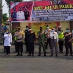 Forkopimda Kota Madiun saat mengikuti apel gelar pasukan dalam rangka kesiapan pengamanan jelang lebaran tahun 2021 di halaman Mapolres Madiun Kota.