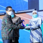 Gubernur Jawa Timur, Khofifah Indar Parawansa saat menerima penghargaan dari Menteri Perdagangan Agus Suparmanto dalam acara puncak Hari Konsumen Nasional (Harkonas) 2020 di Transmart Cibubur, Kamis (12/11). foto: ist/ bangsaonline.com