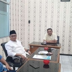 
Sejumlah anggota DPRD Situbondo berdiskusi tentang pembangunan waduk Samir.



