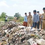 Bupati Abdul Latif Amin saat meninjau lahan di Desa Bunajih yang akan digunakan sebagai TPA pengganti TPA di Desa Buluh. Lahan ini sebelumnya pernah ditutup karena dijadikan lokasi pembuangan sampah dari Tunjungan Plaza, tahun 2019 lalu.