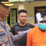 Pelaku saat diamankan di Polsek Lakarsantri