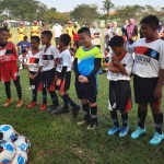 BERI MOTIVASI: Bambang Haryo Soekartono (BHS) saat menghadiri pertandingan persahabatan antar SSB di Lapangan Desa Suko Sidoarjo, Minggu (21/6). foto: MUSTAIN/ BANGSAONLINE