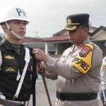 Kapolres Kediri, AKBP Bimo Arianto, saat menyematkan pin kepada salah satu petugas Operasi Keselamatan Semeru 2025. Foto: Ist