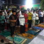 Suasana sholat berjemaah di SDN 1 Bulusari saat kegiatan pesantren kilat. 