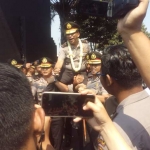 Mantan Kapolda Jatim Irjen Pol Machfud Arifin dipondong Satuan Brimob  dan Kapolres jajaran saat meninggalkan Mapolda. ft: ANATASIA/ BANGSAONLINE