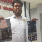 Kanit PPA Polres Pelabuhan Tanjung Perak saat tunjukkan barang bukti transaksi prostitusi online di Surabaya.
