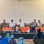 Prof Dr KH Asep Saifuddin Chalim, Khoirul Amin, Ainul Yaqin dan para tokoh masyarakat Mojokerto dalam acara silaturahim relawan Gus Barra di Guest House Kampus Uniersitas KH Abdul Chalim Pacet Mojokerto, Kamis (2/5/2024). Foto: M. Sulthon Neagara/bangsaonline