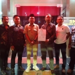 Kader Gerindra didampingi kuasa hukum saat menunjukan laporan di Polres Pasuruan
