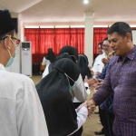 Wali Kota Kediri, Abdullah Abu Bakar, saat menyalami tenaga kesehatan yang baru dilantik. Foto: Ist
