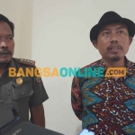 Lukman Hakim, Ketua Paguyuban Pedagang di Pasar Ki Lemah Duwur Bangkalan (kanan), saat memberi keterangan kepada awak media. Foto: AHMAD FAUZI/BANGSAONLINE