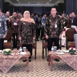 Gubernur Jatim Khofifah Indar Parawansa pada acara penyerahan Penghargaan SAKIP Perangkat Daerah serta Penganugerahan Hasil Kompetisi Inovasi Pelayanan Publik Tahun 2019, di Hotel Bumi, Surabaya, Selasa (3/12).