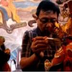 Pengurus Klenteng saat melakukan ritual memandikan dewa. (Soewandito/BangsaOnline.com)