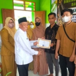 KUA Semanding Tuban saat membagikan bibit mangga garifta merah kepada calon pengantin yang mengikuti bimbingan perkawinan.