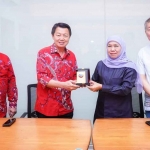 Khofifah Indar Parawansa saat menerima dukungan untuk maju kembali dalam Pilkada 2024 dari PSMTI Jatim.