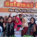 Siti Atiqoh Supriyanti saat bersama para pelaku UMKM di Lamongan.