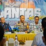  Dirlantas Polda Jatim, Kombes Pol Iwan Saktiadi saat memberikan keterangan pers