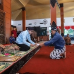 Wabup Syah saat menyerahkan seperangkat alat sembelih Kerbau