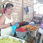 Samijan, salah satu pedagang cabai di Pasar Baru Tuban sedang melayani pembeli.