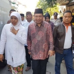 Politilis PKB, Fandi Utomo mendampingi Gubernur Jatim terpilih, Khofifah Indar Parawansa dalam tasyakuran dan pengajian umum Muslimat NU di Kecamatan Semampir. foto: DIDI ROSADI/ BANGSAONLINE