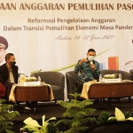 Wali Kota Kediri Abdullah Abu Bakar (pegang mik) saat menjadi narasumber dalam Workshop Pengelolaan Anggaran Pemulihan Pasca-Pandemi, Jumat (11/6/2021), bertempat di Kota Ambon. (foto: ist)