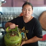 Tukijem salah seorang pemilik warung makan di Pacitan. foto: YUNIARDI SUTONDO/ BANGSAONLINE