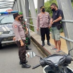 Anggota Polsek dan Posramil Karanganyar melakukan pengecekan kondisi aliran Sungai Bengawan Solo.