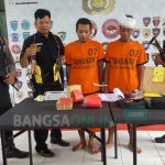 Nyambik dan Japrak, keduanya diamankan Polres Blitar setelah terlibat saling bacok. foto: AKINA/ BANGSAONLINE