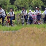 Para murid SMP berangkat ke sekolah menggunakan sepeda. foto: ilustrasi/Loop