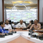 DISKUSI: Dinas Kominfo Situbondo saat kunjungan di Command Center Sidoarjo membahas smart city. foto: Ist