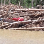 Perahu nelayan di Pacitan yang rusak parah diterjang banjir bandang. 