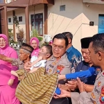 Kapolres Blitar, AKBP Arif Fazlurrahman saat menggendong pemuda 20 tahun usai di khitan. 