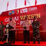 Wakapolda Jatim Brigjen. Pol. Drs. Slamet Hadi Supraptoyo didampingi Forkopimda Jombang pantau vaksinasi massal. (foto: ist)