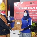 Umi Fatimah saat menerima remisi umum dari Kalapas Tuban, Siswarno.