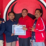 Ketua DPC PDIP Gresik Mujid Riduan didampingi Sekretaris Noto Utomo menerima piagam dari Ketua KPU Gresik Akhmad Taufik usai sosialisasi pembenahan Sipol. FOTO: ist.