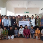 KAI Daop 7 saat menyerahkan bantuan ke salah satu Ponpes